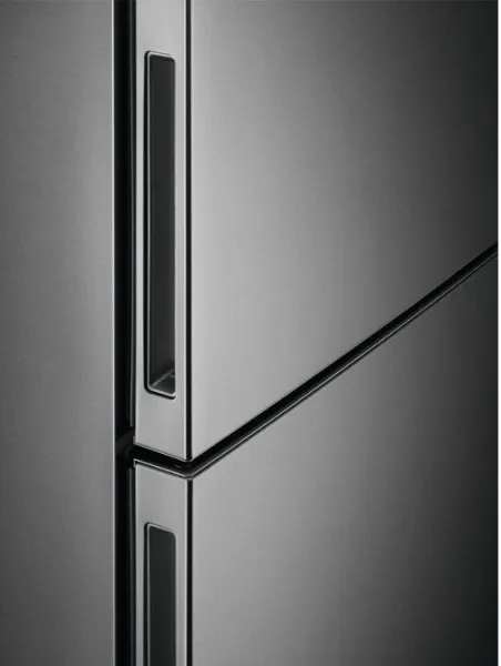 AEG RCB636E2MX 6000 TwinTech® Freestanding Frost Free Fridge Freezer in Stainless Steel_handles