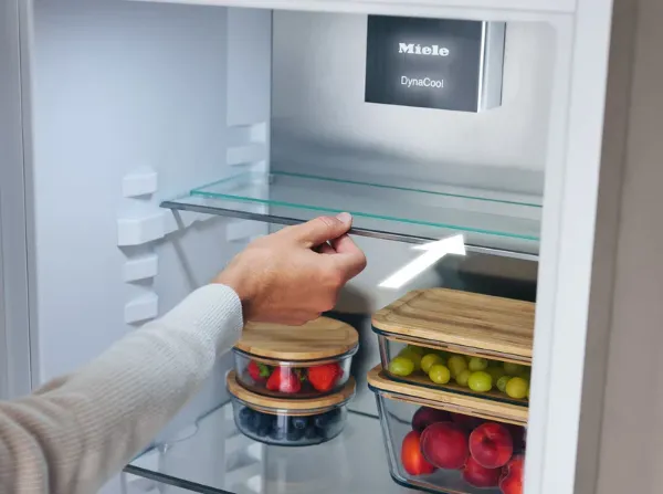 Miele K 7747 C Integrated Fridge with PerfectFresh Pro and DynaCool_shelf