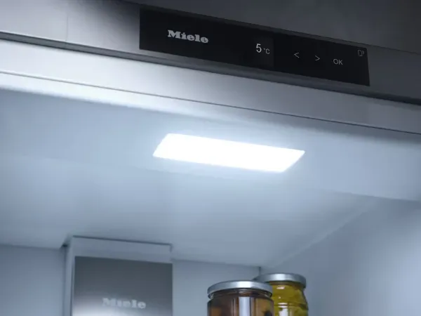 Miele K 7747 C Integrated Fridge with PerfectFresh Pro and DynaCool_lighting