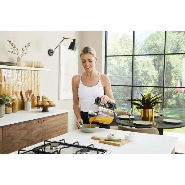 Morphy Richards 501050 Clarity 1.6L Soup Maker - Glass_pouring