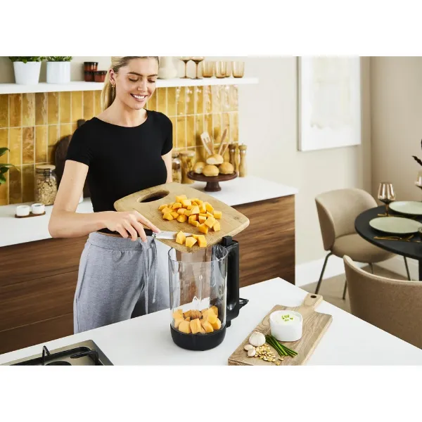 Morphy Richards 501050 Clarity 1.6L Soup Maker - Glass_adding vegetables