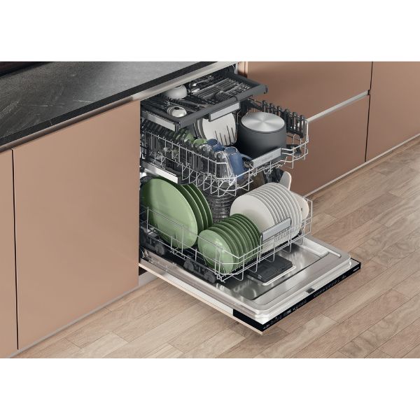 Hotpoint H7I HP42 L UK Built in 15 Place Settings Dishwasher open 4