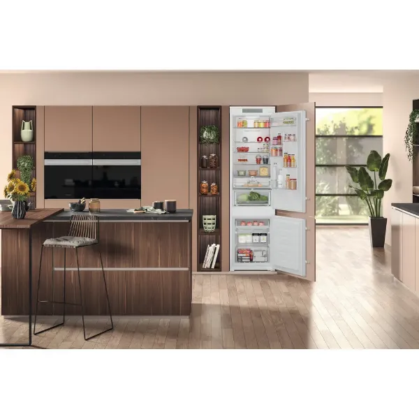 Hotpoint HTC20T322 built in fridge freezer open 3