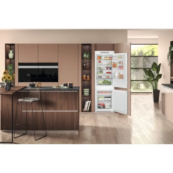 Hotpoint HTC18 T322 UK built in fridge freezer open 2