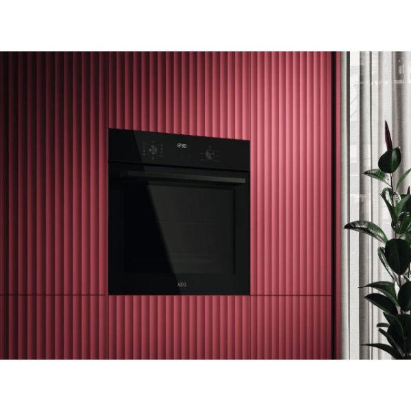 AEG OU5AB20CK 5000 SurroundCook Built In Single Electric Oven Gloss Black_Angled Product View