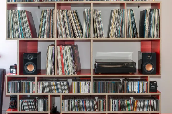 Mitchell Acoustics UStream TT1 Bluetooth Vinyl Turntable_room view